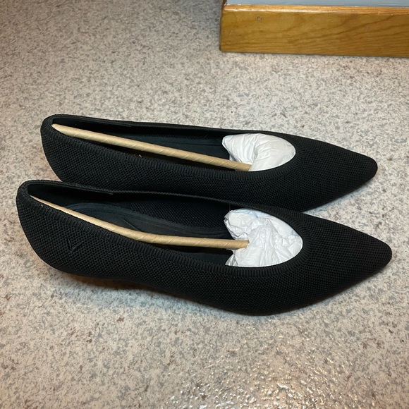 Vivaia pointed-Toe Kitten Heels (Scarlett) in Black - Picture 2 of 8